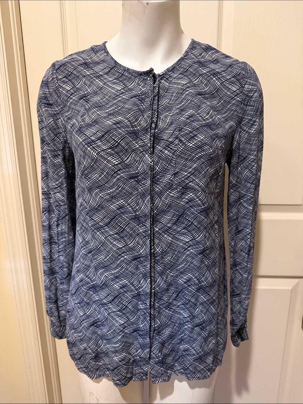 Boden Navy and White Abstract Grid Hidden Button Blouse. US6